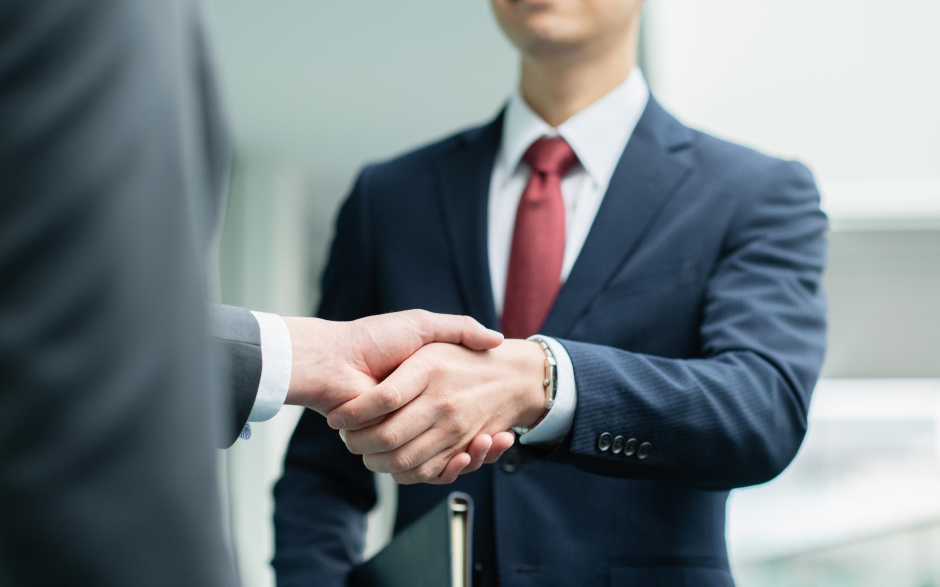 握手をするビジネスマン